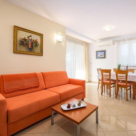 Stunning apartment in Basanija with 2 Bedrooms, WiFi&Outdoor swimming pool Buitenkant foto