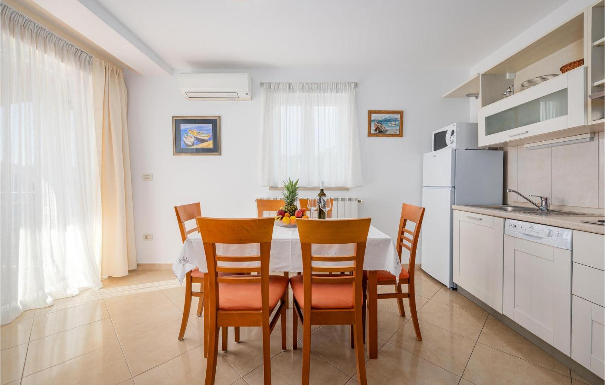 Stunning apartment in Basanija with 2 Bedrooms, WiFi&Outdoor swimming pool Buitenkant foto