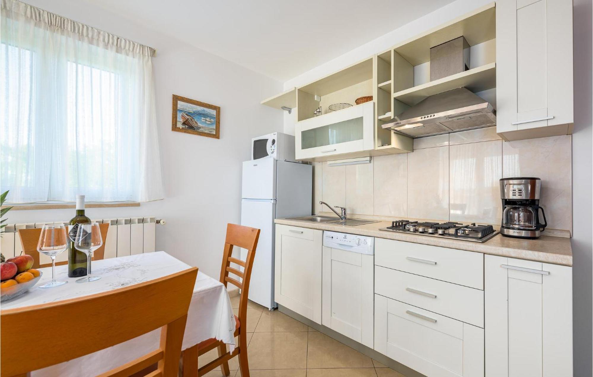 Stunning apartment in Basanija with 2 Bedrooms, WiFi&Outdoor swimming pool Buitenkant foto