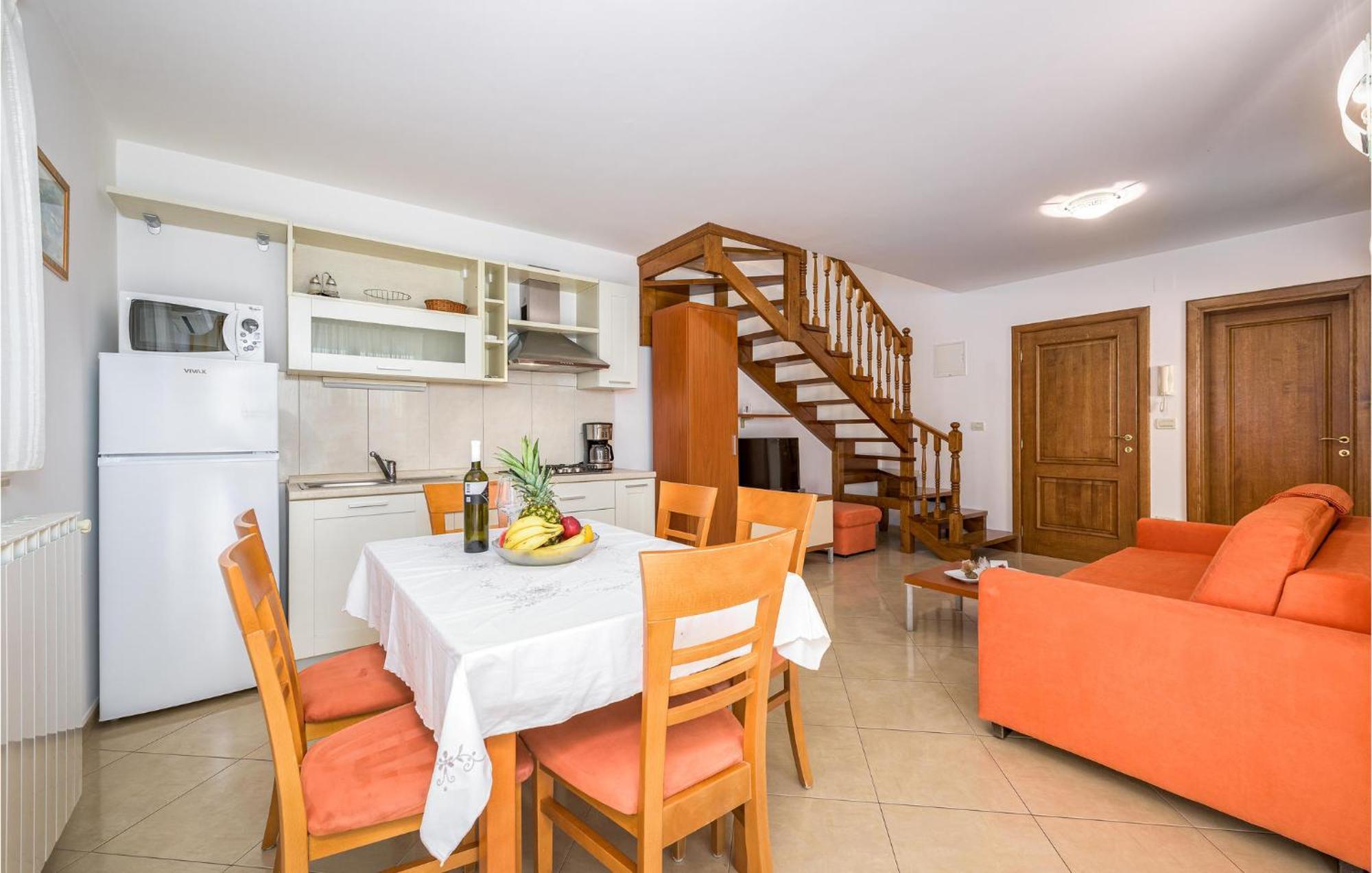 Stunning apartment in Basanija with 2 Bedrooms, WiFi&Outdoor swimming pool Buitenkant foto